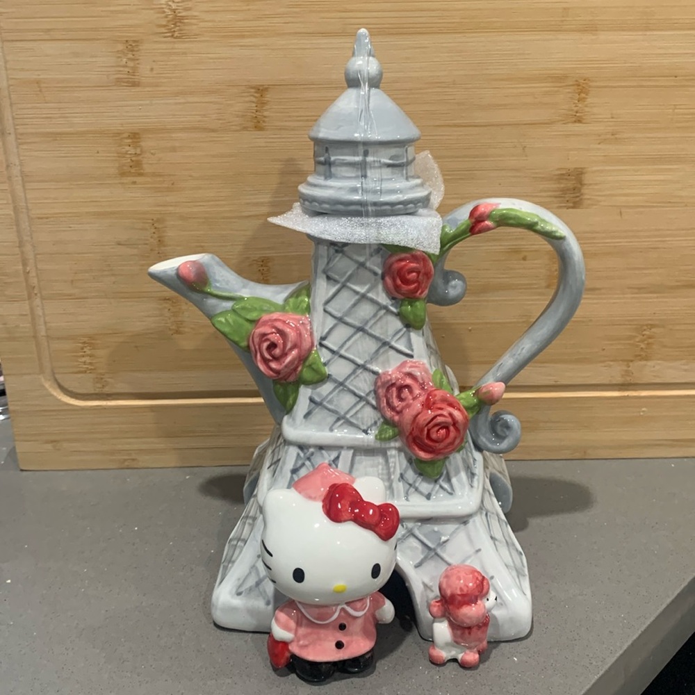 Hello Kitty Eiffel Tower Teapot